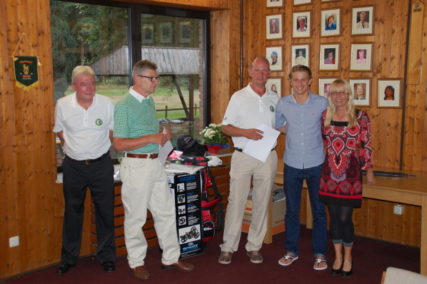  Siegerehrung bei der „Elmpt-Open“ (v.l.): Vizepräsident Edwin Wright, Geschäftsführer Dr. Albert Kirchhofer, Sportwart Robert Bachmann mit den Brutto-Siegern Jonas Haggart und Andrea Schmitz