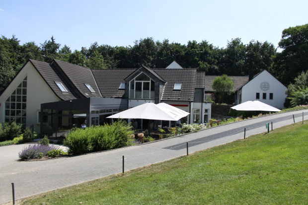 Blick auf die Clubhaus-Terrasse im GC Velbert-Gut Kuhlendahl