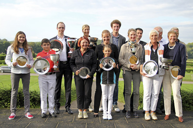 Mit Pokalen und Silber-Tellern – die Sieger und Platzierten der Clubmeisterschaften 2014 im GC Düsseldorf-Grafenberg (Fotos Torsten Laube)