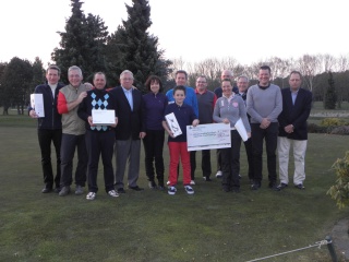 Der Präsident war begeistert. „Eine Golfrunde ist immer schön, aber dann auch noch für den guten Zweck zu golfen, macht einfach doppelt Spaß!“ So kommentierte Willi Wolters, Präsident im G&LC Schmitzhof (4. von links), das Ostermontagsturnier mit 58 Teilnehmern bei strahlendem Sonnenschein und frostigen Temperaturen. Er zeigte sich außerdem beeindruckt von der stolzen Summe von 2 500 Euro, die zugunsten der Deutschen Kinderkrebshilfe gespendet wurde. Die jeweiligen Sieger und Platzierten: Brutto Damen: Josa Sieben, Brutto Herren: Martin Birkholz; Netto A: 1. Willi Schmitz, 2. Stefan Gerats, 3. Ralf Sieben; Netto B: 1. Ulrich Bolten, 2. Nino Parasiliti, 3. Rüdiger Schmitz; Netto C: Jerome Rahier, 2. Birgit Theuerzeit, 3. Ralf Buchholz.