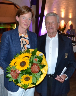 Ein herzliches Sonnenblumen-Dankeschön an die Verpächterin des Geländes, Diane de Guerre, neben ihr Golfpark-Meerbusch-Gesellschafter Horst-Rainer Wieland