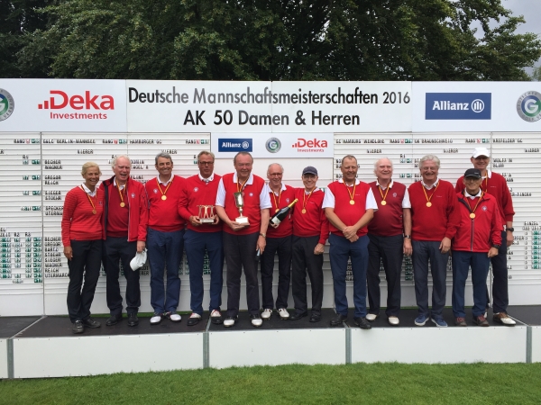 Das AK 50-Team des Krefelder GC auf dem höchsten Treppchen des Siegerpodestes - deutscher Mannschaftsmeister der AK 50! (Foto: dgv)