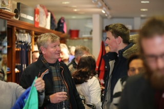 Der ehemalige European Tour-Spieler Heinz-Peter Thül (l) und Felix Bundesligaspieler Felix Wartenberg im Gedankenaustausch