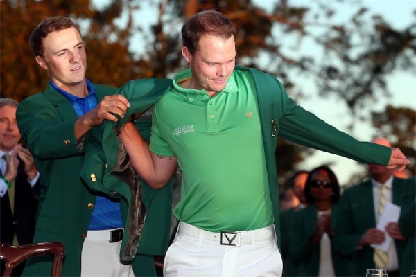 Ein strahlender Masters-Sieger 2016: Danny Willett; Vorjahressieger Jordan Spieth hilft ihm traditionsgemäß ins "Green Jacket"