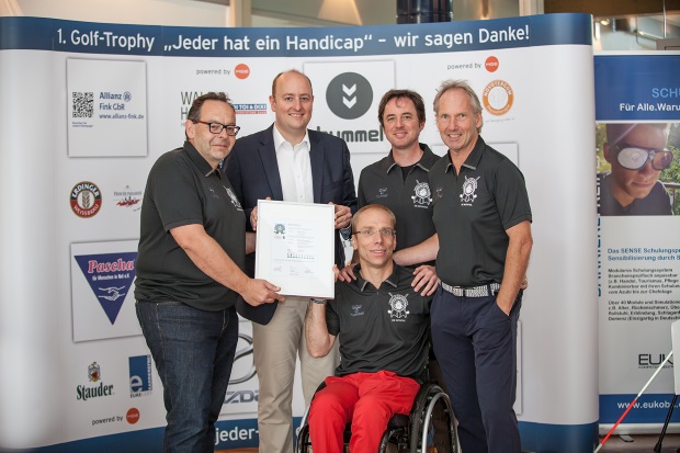 v.l.n.r.: Patrick Dohmen (Eurecert), Matthias Hauer (MdB), Marc Engelbertz (Vorstand Jeder hat ein Handicap e.V.), Matthias Nicolaus (GF Golfclub Hösel) und Ralf Bockstedte (Vorstandsvorsitzender des Vereins) mit der Urkunde des Gütesiegels "Barrierefrei" (Foto: Claudia Anders)