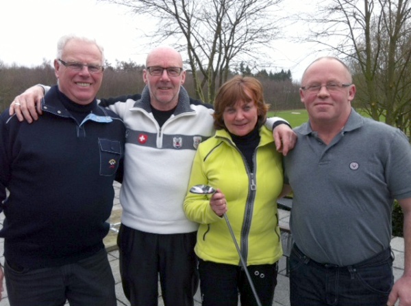 Vier der fünf Erstplatzierten der Gesamtwertung des Fedex-Cups 2013 (v.l.): Jürgen de Bruyn, Fritz Feddema, Renate Hogekamp (mit Siegerpreis) und Thomas Gerold 