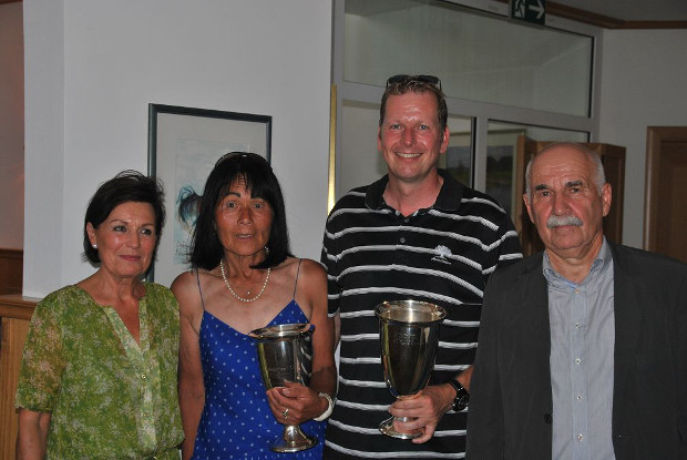 Das Präsidenten-Ehepaar Angelika und Prof. Dr. Peter Stadler gratulieren den Bruttosiegern Takako Fujimura und Ralf Hombitzer