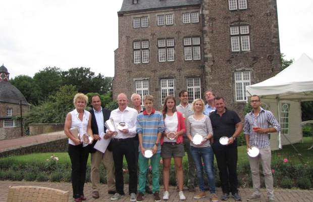 Die Sieger und Platzierten des President’s Cups: (v.l.): Andrea Arts, Präsident Roger Brandts, Dr. Christoph Walter, Veiko Aho, Benno Embser, Caroline Reiners, Dominik Hüren, Lena Redlich, Bernd Schmitz, Ulrich Lehmann und Lukas Löhmer 