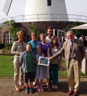 Symbolische Vorstellung des Ponys namens „Birdie“ durch Kinder vom Kinderheim Bruckhausen mit Andrea August, Margot Saßerath, Karl Pickartz und Prof. Dr. Gunter Weber