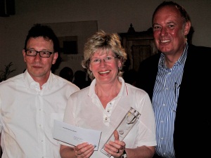 Brutto- und Netto-Siegerin Karin Klück-Neukirch mit den Sponsoren Ralf Brandenburg (l.)  und Michael Niebel (r.)