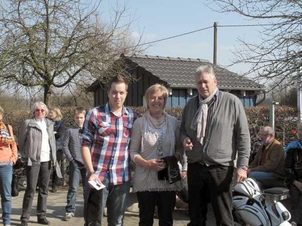 Bruttosieger Maik (l.) und Andrea Brettner mit Spielführer Karl-Josef Weißenfels 