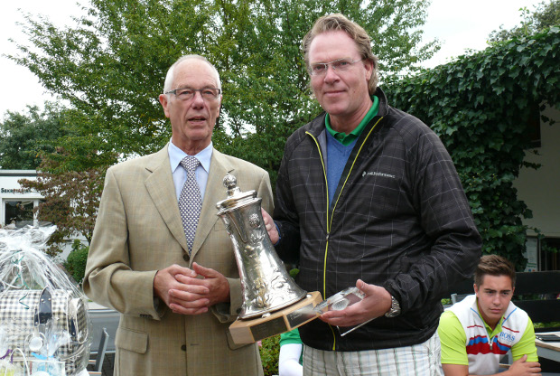 Same procedure as last year – GC Issum-Niederrhein-Präsident Thilo Gies gratuliert Oliver Hendrix zum Titelgewinn bei den Jungsenioren 