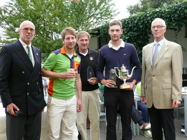  Die drei Erst-Platzierten der Offenen Clubmeisterschaften, eingerahmt von Präsident Thilo Gies und Sportwart Dieter Kelleners (v.r.): Kristof Kreibich, Wolfgang Tippner und Hendrick Beins 