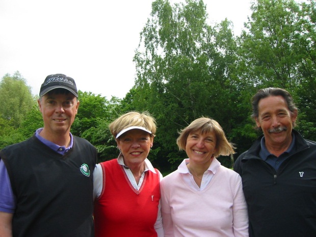 Sieger der Netto-Klasse A (v.l.): GC Duvenhof-Vizepräsident Michael Keith, seine Gattin Mechthild Keith sowie Katharina und Senioren-Captain Hans Werner Janseps