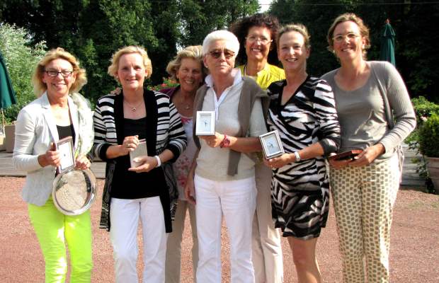 Siebenmal Freude beim Ladies Cup bei (v.l.): Danuta Schmitz, Bärbel Sleegers, Sponsorin Madulain Schmitz, Sabine Murawski, Beate Freund, Iris Löhmer und Cordula Steinemann