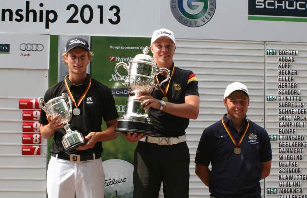 Ein strahlender Sieger: Maximilian Rottluff, neben ihm Mads Soegaard (l) und Marcel Ohorn (Foto Deutscher Golf Verband)