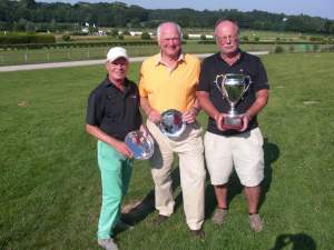 Die drei besten der Senioren-Einzelmeisterschaft (v.l.): Horst Siemons (Vizemeister), Dr. Peter Wichelhaus (Platz 3), Clubmeister Wolfgang Januszewski