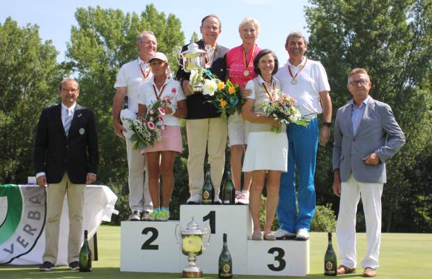 Strahlende Gesichter auf dem Treppchen (v.l.): Hans-Günther Reiter (Platz 2), Chris Utermarck (Platz 2), Meister Veit Pagel, Meisterin Karin Gumpert, Tessa Oldenbourg (Platz 3) und Norbert Weber (Platz 3)