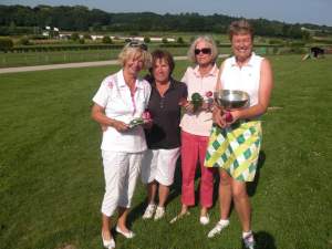 Vier Damen, drei Preise (v.l.): Karin Siemons (Platz 3), Vizemeisterin Dr. Erna Januszewski, Verena Lynen und Clubmeisterin Dr. Ellen von Itter (alle Fotos Katinka Jacobi)