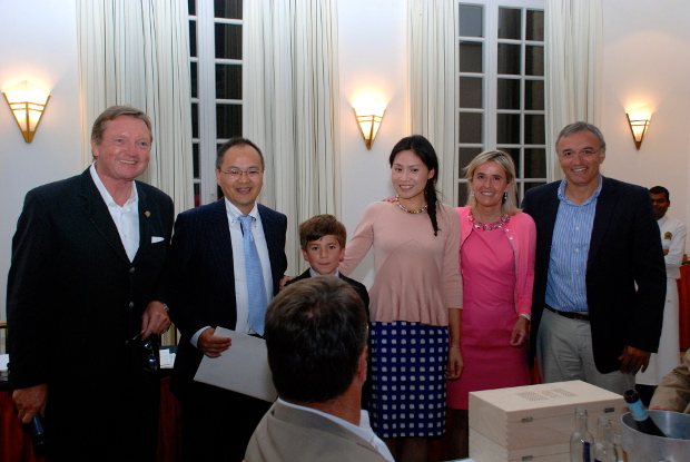 Glück gehabt bei der Verlosung und eine Reise nach Griechenland gewonnen (v.l.): Ralf H. Schmitz (Eigentümer und Vizepräsiden Kosaido Golf Club.), Kok-Far Lee (Gewinner)  Wilhelm Korzilius  (Glücksfee),  Ying Lee (Gewinnerin),  Susanne Schmitz-Abshagen (Eigentümer und Präsidentin Kosaido Golf Club) und Pedros Tourgaidis (Director of Golf - Costa Navarino). 