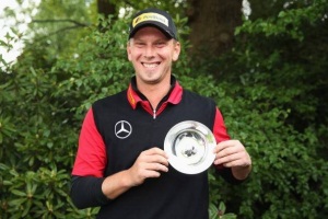 Dieser silberne Teller wurde Marcel Siem während der BMW PGA Championship im Wentworth Club in Virgina Water südlich von London überreicht, nachdem er von den Tour-Offiziellen zum „Spieler des Monats März“ gekürt wurde. Ausschlaggebend war Marcel Siems Tour-Sieg bei der „Trophée Hassan II“ in Agadir. Bei der PGA Championship selbst, die vom Italiener Matteo Manassero im Stechen gewonnen wurde, belegte der Ratinger den geteilten 40. Platz, behielt aber seine Position als 58. auf der Weltrangliste und konnte sich damit für die US Open im Marion GC in Ardmore, PA. qualifizieren.