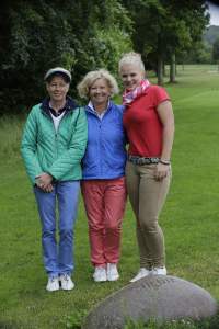 Das siegreiche Damentrio mit (v.l.): Helga Renkens (Platz 3, Kathrin Kaiser(Platz 2) und Clubmeisterin Deborah Renkens